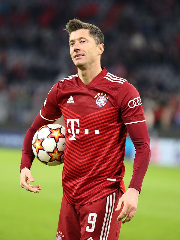 开云体育下载网页版-巴黎圣日耳曼观众热烈欢呼！，莱万多夫斯基迎来十五赛季出色发挥全场沸腾不已的简单介绍