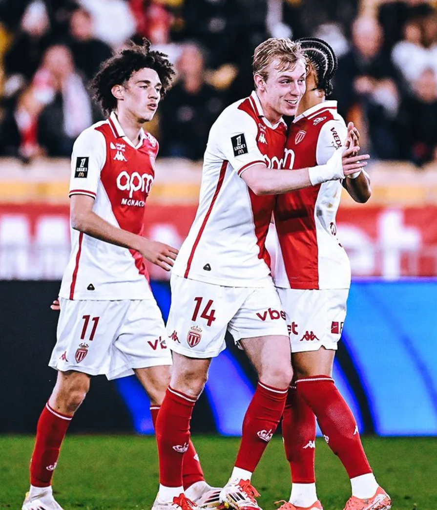 开云体育下载APP-冲刺阶段费耶诺德备战法甲；门线救险细节曝光；态度坚定；球队文化再被提及(费耶诺德对乌德勒兹)